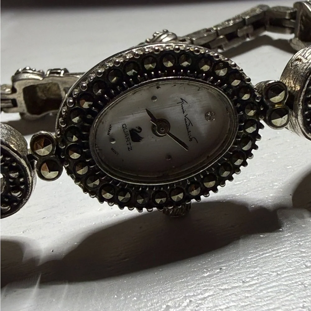 Vtg Gloria Vanderbilt Women V3580 Dress Silver Tone Oval Quartz 17mm Watch 7
